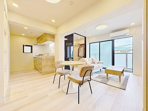 「団欒の場」忙しい朝でも、しっかり家族が揃って食事をして頂けるゆとりある大きさのダイニングスペース。手料理をテーブルで囲む素敵な時間を存分に愉しんで下さい。