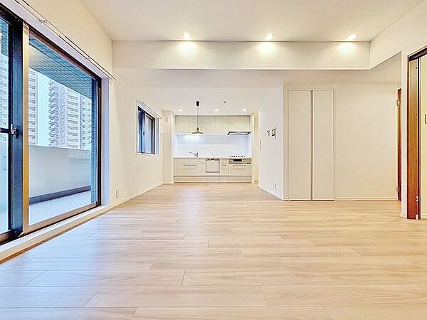 「南向き。陽当り良好。」大きな窓辺からの日差しが暖かい室内は、自然と住まう人の気分も明るくなり、リビングでの素敵なワンシーンが演出されます。