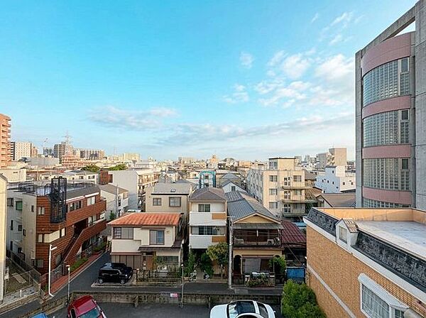 「5階部分の眺望」穏やかな街並みを一望しながら、爽やかな風と柔らかく降り注ぐ陽光を感じて頂けます。