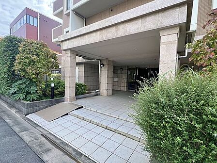 「エントランス入口」植栽もお手入れがしっかりとされており、美しい外観のポイントになっています。