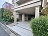 エントランス：「エントランス入口」植栽もお手入れがしっかりとされており、美しい外観のポイントになっています。