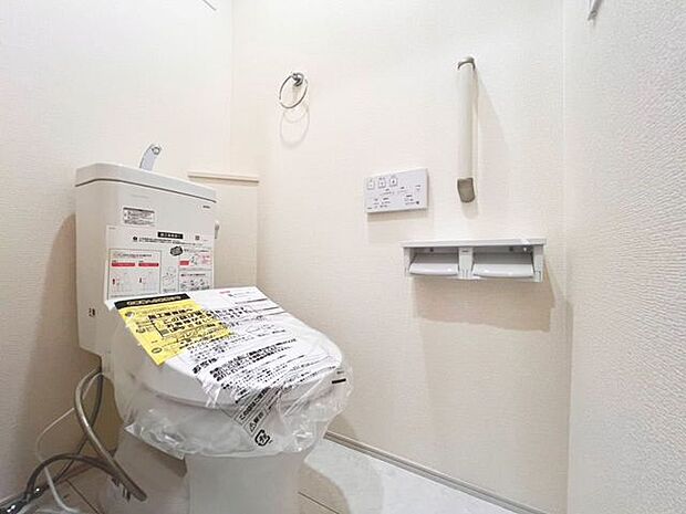 「温水洗浄便座付きトイレ」トイレは快適な温水洗浄便座付です。清潔感のあるホワイトで統一しました。いつも清潔な空間であって頂けるよう配慮された造りです。