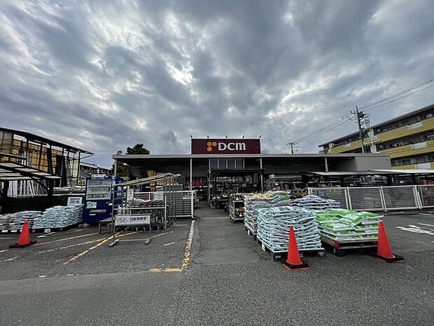 徒歩4分。DCM鹿浜店 310m