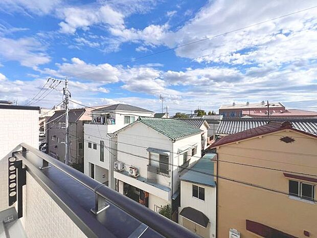 「眺望」穏やかな街並みを一望しながら、爽やかな風と柔らかく降り注ぐ陽光を感じて頂けます。