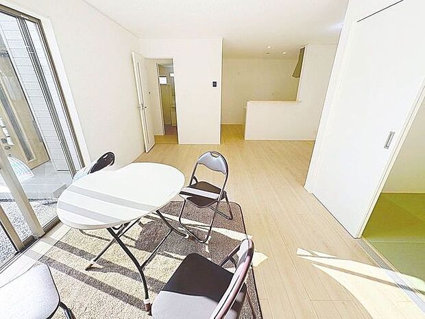 「スライドドアを採用した住まい」スライドドアを開け放し、大型リビングにも。2WAY利用ができるのは嬉しいメリットです。