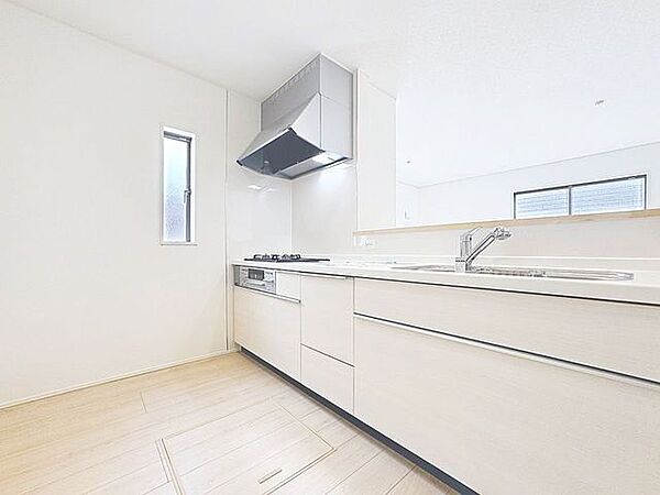 「家事がはかどる広々キッチン」広く確保した作業スペースと収納スペース！設備も豊富に備えたので使い勝手も良く、毎日のお料理や洗い物が楽しくなります。