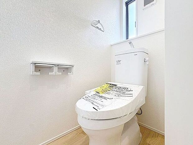 「温水洗浄便座付きトイレ」トイレは快適な温水洗浄便座付です。清潔感のあるホワイトで統一しました。いつも清潔な空間であって頂けるよう配慮された造りです。