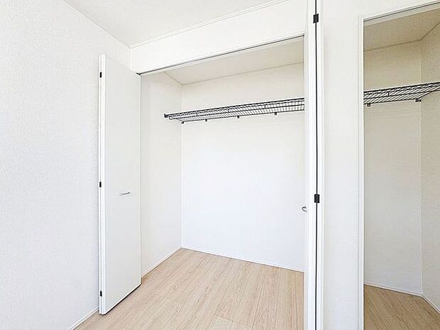 「各居室に収納スペースあります!」全てのお部屋に収納を完備しています。普段のお洋服や、荷物を収納スペースに片付け、その分居室をしっかりと有効活用していただけます。