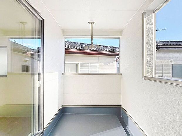 「インナーバルコニー」屋根があるので、急な雨でも洗濯物が濡れてしまう事を防げます。