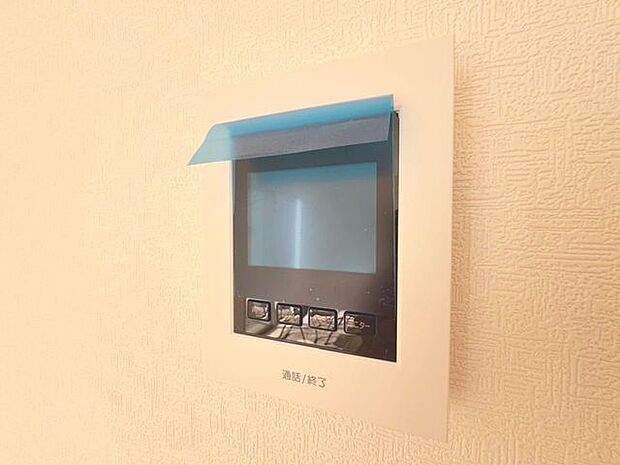 「見える安心・TVモニター付きインターホン」誰が来てもわかる様にモニター付きインターホンを設置。家事導線を考慮した個所に設置し、防犯性と利便性に優れ快適と安らぎを合わせた優しい設計。