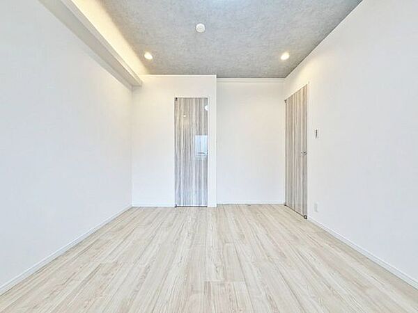 「ナチュラルテイストが心地よい。」柔らかな木目がナチュラルで落ち着きのある空間を演出！採光面からの光との調和でとても暖かみのあるお部屋となります。