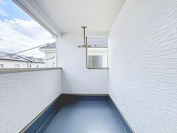 「インナーバルコニー」屋根があるので、急な雨でも洗濯物が濡れてしまう事を防げます。