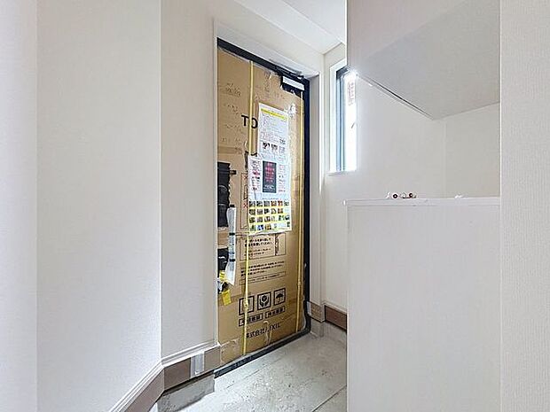 「自分ライクな玄関をお造り下さい」玄関スペースには、季節の飾り付けやお花、写真などが飾れて、自分好みにアレンジできます。
