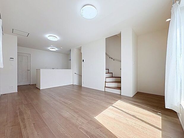 「団欒の場」忙しい朝でも、しっかり家族が揃って食事をして頂けるゆとりある大きさのダイニングスペース。手料理をテーブルで囲む素敵な時間を存分に愉しんで下さい。