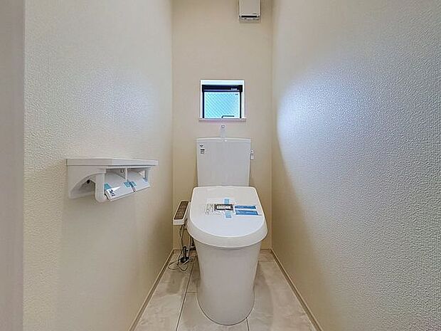 「温水洗浄便座付きトイレ」トイレは快適な温水洗浄便座付です。清潔感のあるホワイトで統一しました。いつも清潔な空間であって頂けるよう配慮された造りです。