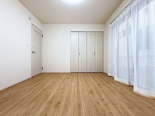 「バルコニーに面した居室」主寝室は十分な広さに加えて、快適に目覚められるよう、大きな採光窓を設けました。