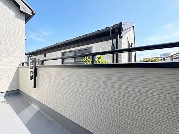 「バルコニー」大きな空に囲まれた気持ちのいい住まい。バルコニーを覗くだけで圧倒的な開放感に包まれます。