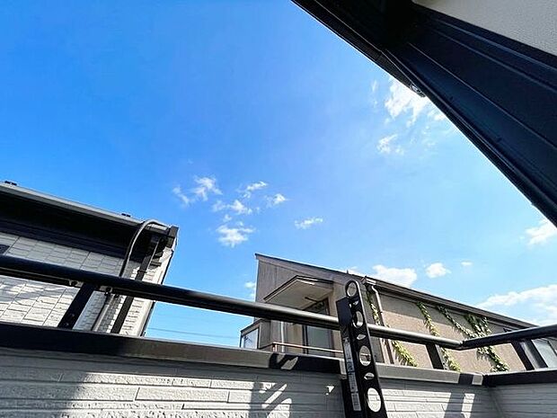 「眺望」穏やかな街並みを一望しながら、爽やかな風と柔らかく降り注ぐ陽光を感じて頂けます。