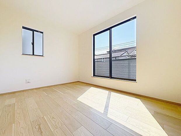 「バルコニーに面した居室」主寝室は十分な広さに加えて、快適に目覚められるよう、大きな採光窓を設けました。