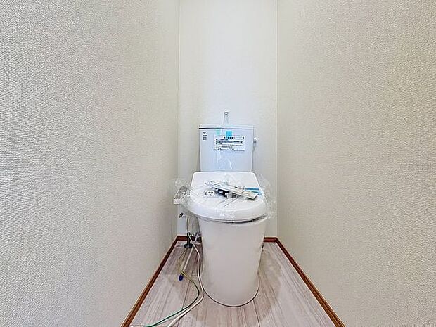 「温水洗浄便座付きトイレ」トイレは快適な温水洗浄便座付です。清潔感のあるホワイトで統一しました。いつも清潔な空間であって頂けるよう配慮された造りです。