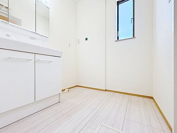 「窓あり×洗面所」湿気の多くなりやすい洗面所も、窓があることで換気が可能なので気持ちよくお使い頂けます。