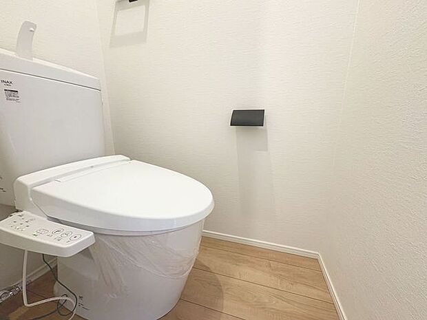 「温水洗浄便座付きトイレ」トイレは快適な温水洗浄便座付です。清潔感のあるホワイトで統一しました。いつも清潔な空間であって頂けるよう配慮された造りです。
