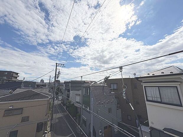 「眺望」穏やかな街並みを一望しながら、爽やかな風と柔らかく降り注ぐ陽光を感じて頂けます。