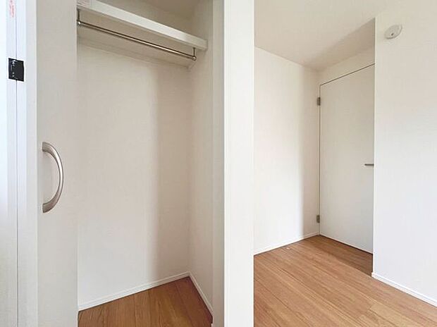 「スッキリ収納の居室」大きなクローゼットには季節ものの洋服などを収納できるので、お部屋はすっきり広々と使うことができます。