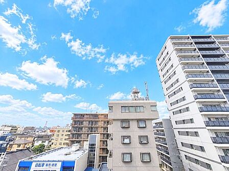 「眺望」穏やかな街並みを一望しながら、爽やかな風と柔らかく降り注ぐ陽光を感じて頂けます。