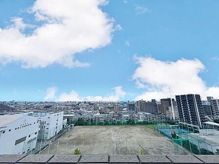 「眺望」穏やかな街並みを一望しながら、爽やかな風と柔らかく降り注ぐ陽光を感じて頂けます。