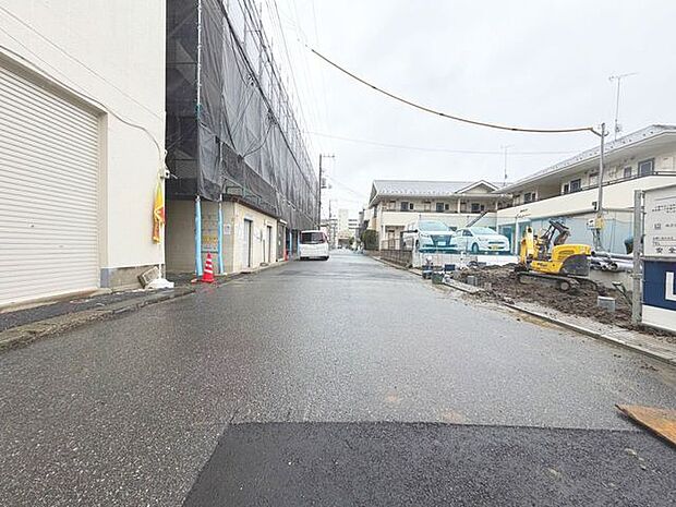 「前面道路含む外観」