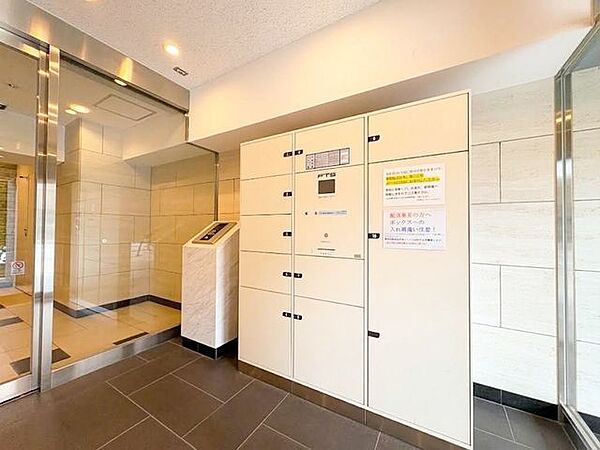 「宅配ボックス」宅配ＢＯＸ標準装備。夫婦共働きで家にいる時間が短い、ネット注文が多く受け取りの時間を気にしたくない・・・何かと便利にお使いいただけます。