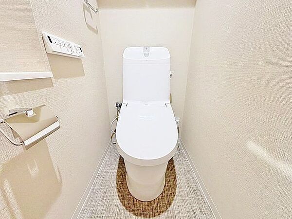 「リフォーム済・トイレ」トイレ関係の設備も一新されています。もちろん温水洗浄機能付き便座です。
