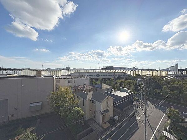 「眺望」穏やかな街並みを一望しながら、爽やかな風と柔らかく降り注ぐ陽光を感じて頂けます。
