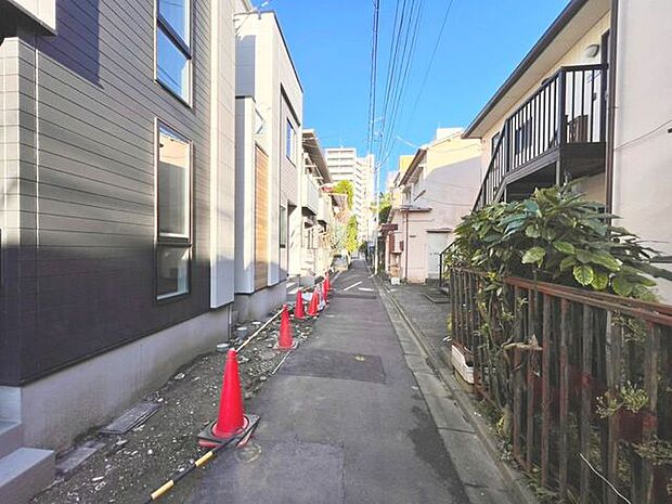 「前面道路含む外観」