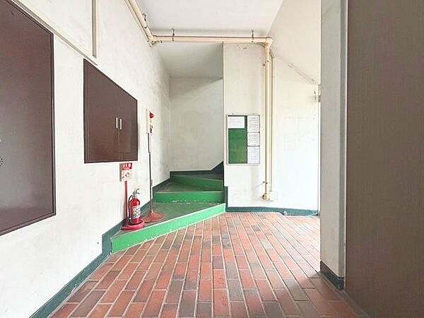 「エントランス」マンションのエントランスなど共有部分は、清掃が行き届いており、キレイな状態です。管理体制がしっかりしているからこそ。