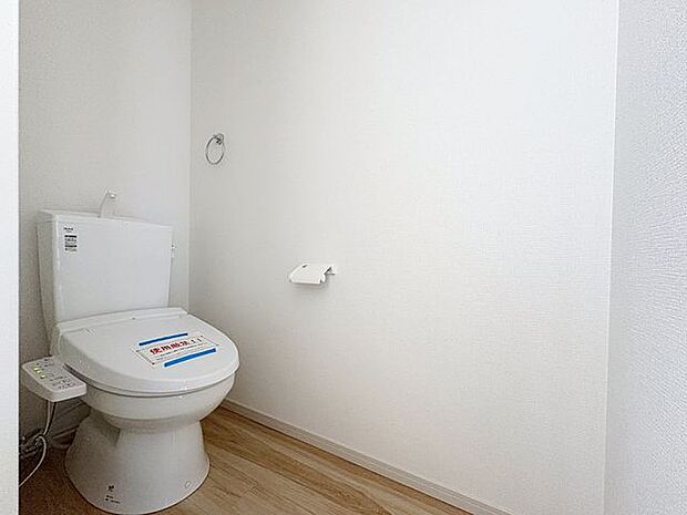 「温水洗浄便座付きトイレ」トイレは快適な温水洗浄便座付です。清潔感のあるホワイトで統一しました。いつも清潔な空間であって頂けるよう配慮された造りです。
