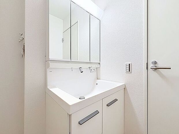 「洗面台」シンプルだからこそ使いやすい。スタンダードなデザインの洗面ボウルは清潔感あるオフホワイトです。