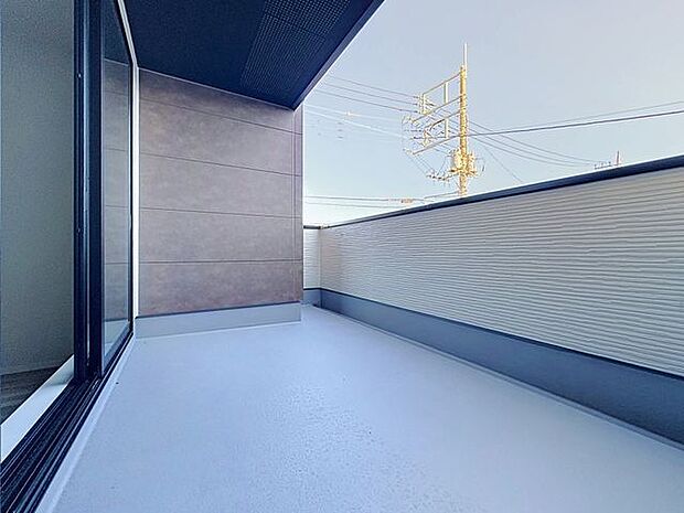 「雨除け×インナーバルコニー」雨除けの設置されたバルコニーです。急な悪天候から洗濯物を守ってくれる安心の設備です。雨風に晒されない為、ベランダが汚れにくいのも嬉しいポイントです。