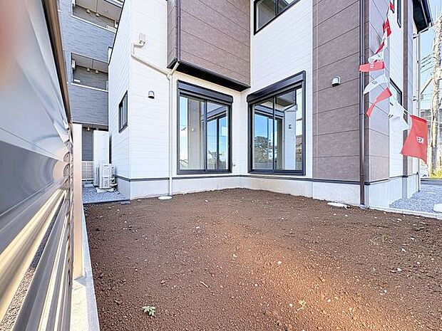 「〜お庭のある暮らし〜」住みながらお庭を持つ。そんな贅沢が実現する住まい。日当たりも良く、家庭菜園や植栽を育てるのに適したお庭はこれからの生活に緑という癒しを与えてくれます。