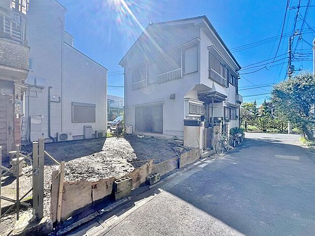 「現況」今日も、明日も、この街で、きっと誰かがしあわせになる物語が描かれていくはずです。同じ風景が毎日365日、まったく違う顔を見せてくれる。爽快な風も毎日やさしく頬をなででくれます。