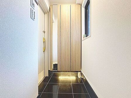 「玄関」家の中でお客様を迎える最初の場所である玄関。豊富な玄関収納で、常に綺麗に保つことが出来ます。