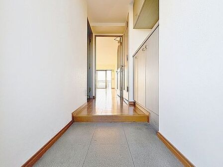 「玄関」家の中でお客様を迎える最初の場所である玄関。豊富な玄関収納で、常に綺麗に保つことが出来ます。