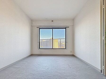 「バルコニーに面した居室」主寝室は十分な広さに加えて、快適に目覚められるよう、大きな採光窓を設けました。