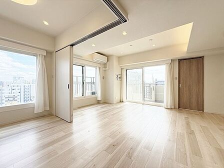 「南向き。陽当り良好。」大きな窓辺からの日差しが暖かい室内は、自然と住まう人の気分も明るくなり、リビングでの素敵なワンシーンが演出されます。