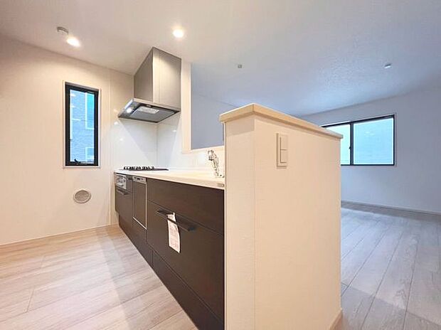 「オープンキッチン」お部屋の雰囲気に溶け込む、インテリアの一部のようなオープンキッチンです。リビングにいるご家族とのおしゃべりを楽しみながらの作業が可能です。