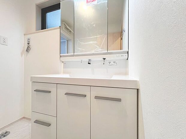 「洗面台」シンプルだからこそ使いやすい。スタンダードなデザインの洗面ボウルは清潔感あるオフホワイトです。