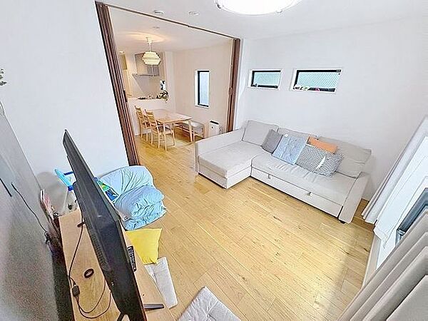 「南向き。陽当り良好。」大きな窓辺からの日差しが暖かい室内は、自然と住まう人の気分も明るくなり、リビングでの素敵なワンシーンが演出されます。