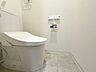 トイレ：「温水洗浄便座付きトイレ」トイレは快適な温水洗浄便座付です。清潔感のあるホワイトで統一しました。いつも清潔な空間であって頂けるよう配慮された造りです。