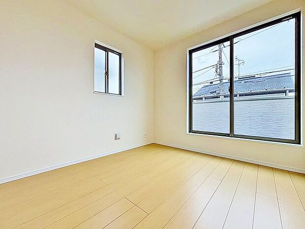 「バルコニーに面した居室」主寝室は十分な広さに加えて、快適に目覚められるよう、大きな採光窓を設けました。